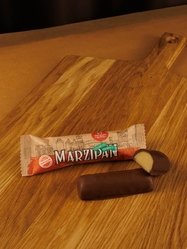 Марципановый батончик в темном шоколаде с клюквой, 50 гр