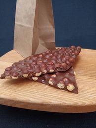 Шоколад колотый молочный с фундуком