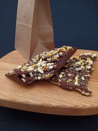 Шоколад колотый темный с грецким орехом и апельсином